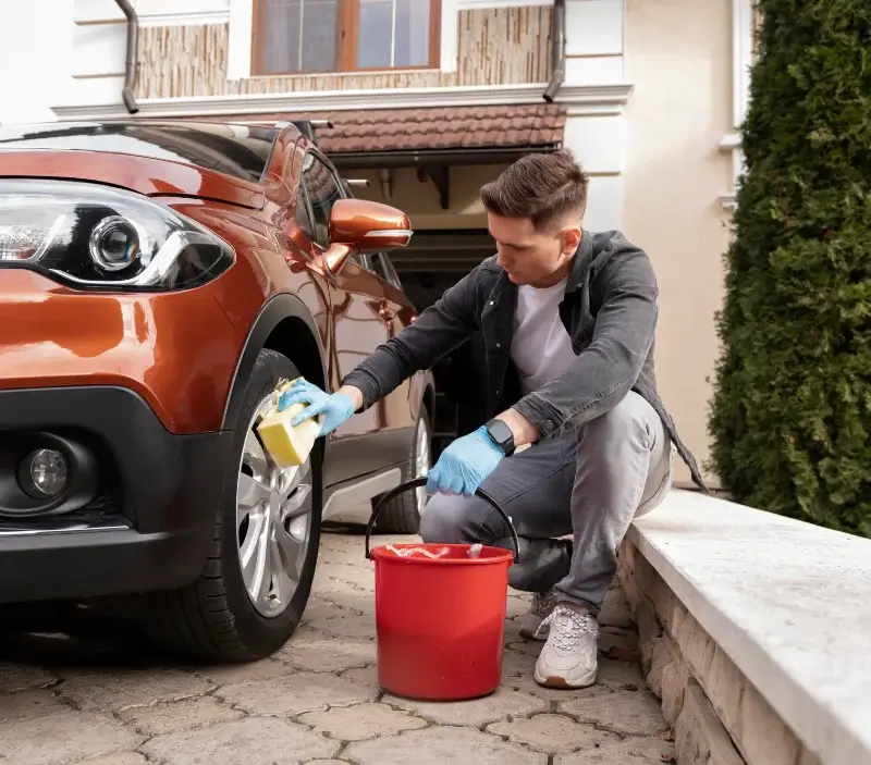 Lavage auto à domicile Sallebœuf : professionnel intervenant sur un véhicule
